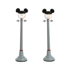 Department 56 lampadaire Mickey posé à côté d'une figurine pour comparer la taille