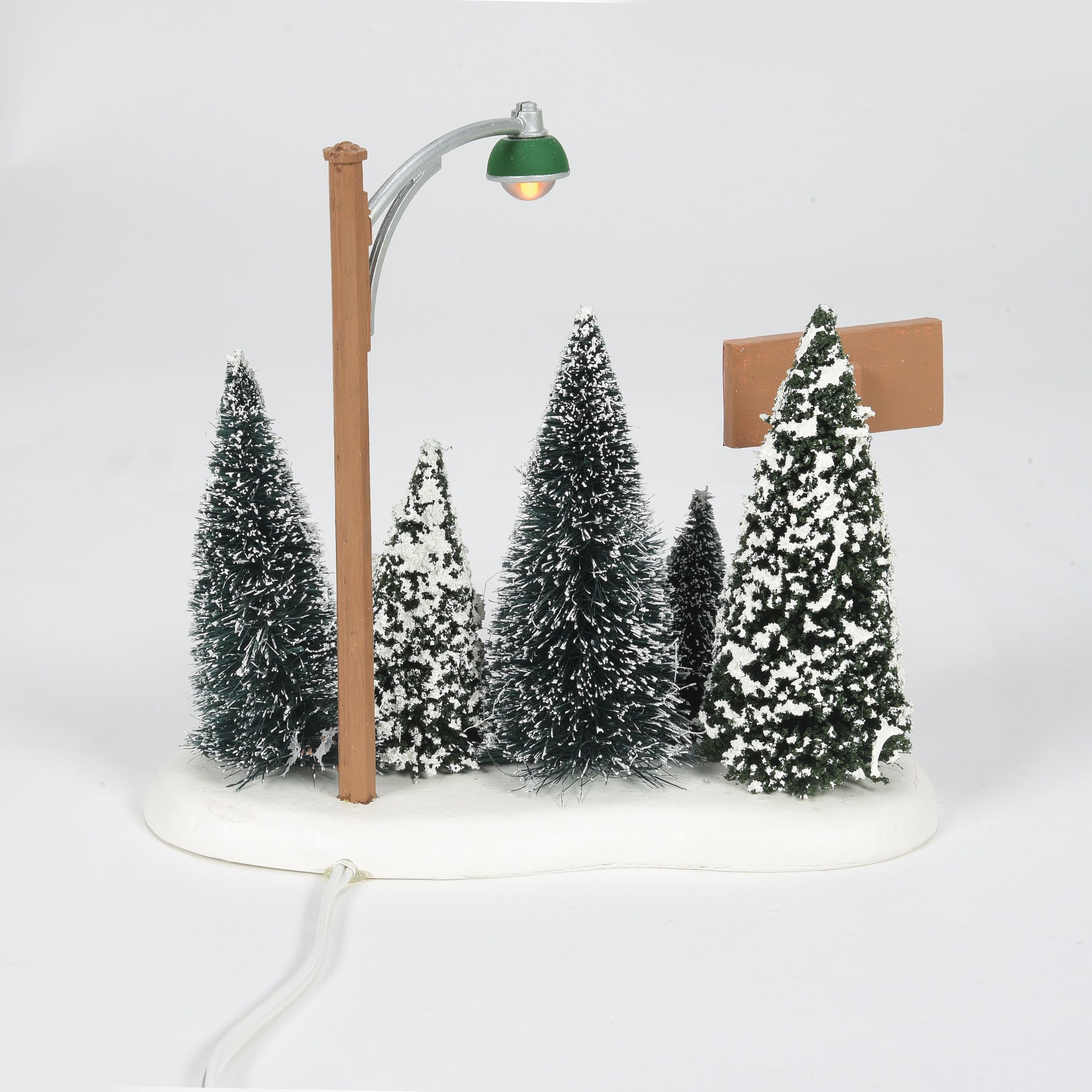 Department 56 lampe allumée mettant en valeur l'ambiance nocturne du village