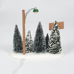 Department 56 lampe allumée mettant en valeur l'ambiance nocturne du village