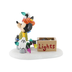 Department 56 Mickey intégré dans un village de Noël pour un rendu festif