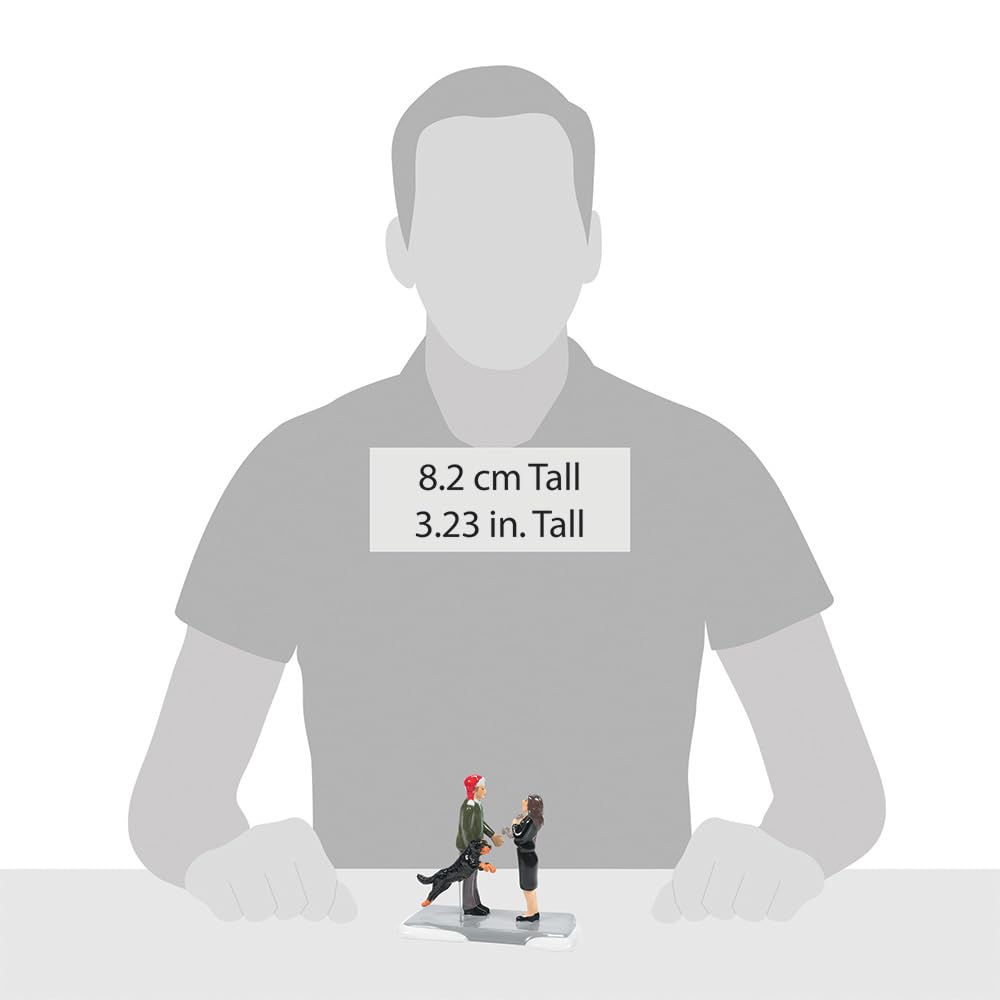 Department 56 figurine près d'un sapin illustrant la scène du film