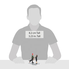 Department 56 figurine près d'un sapin illustrant la scène du film
