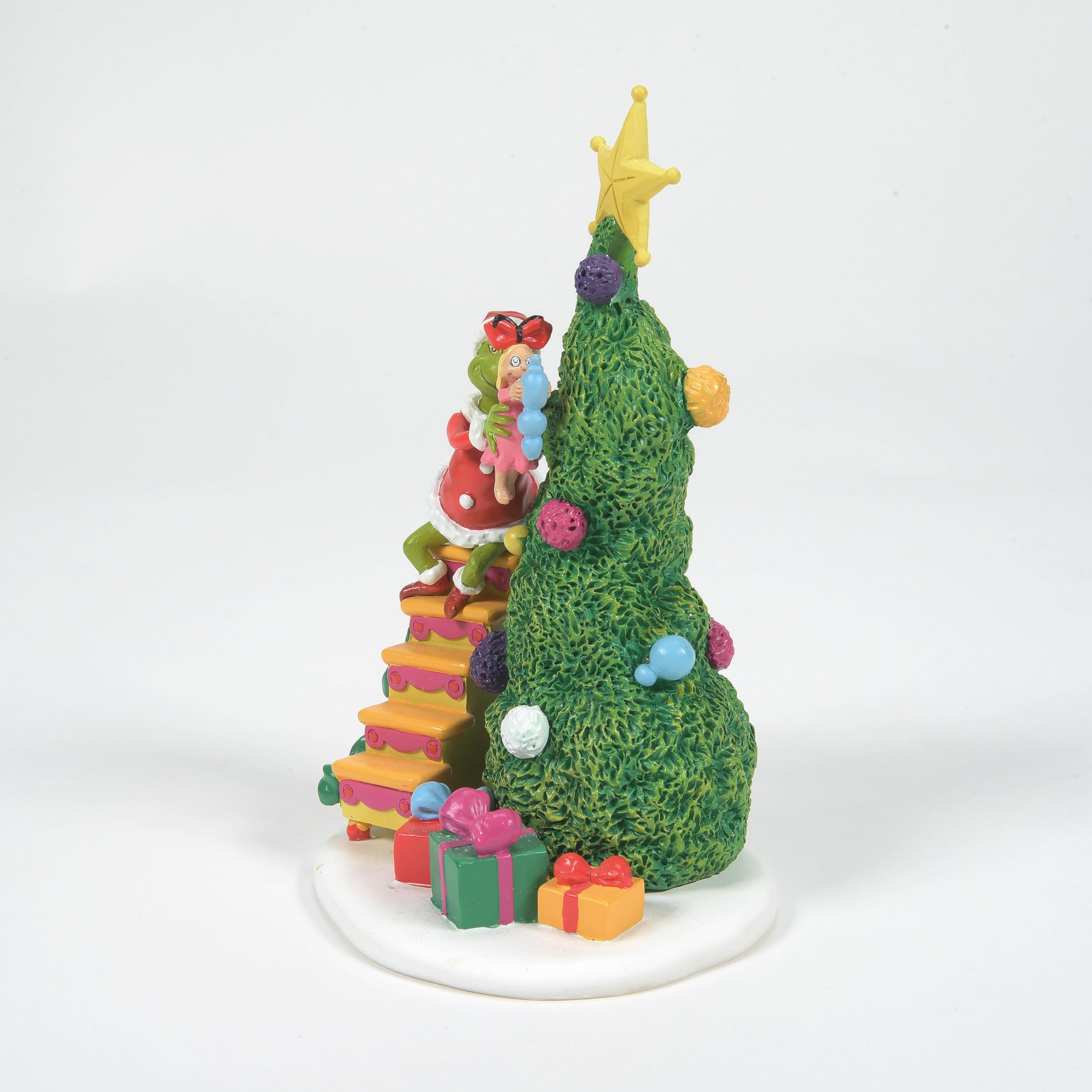 Department 56 figurine intégrée dans un village illuminé pour une ambiance festive