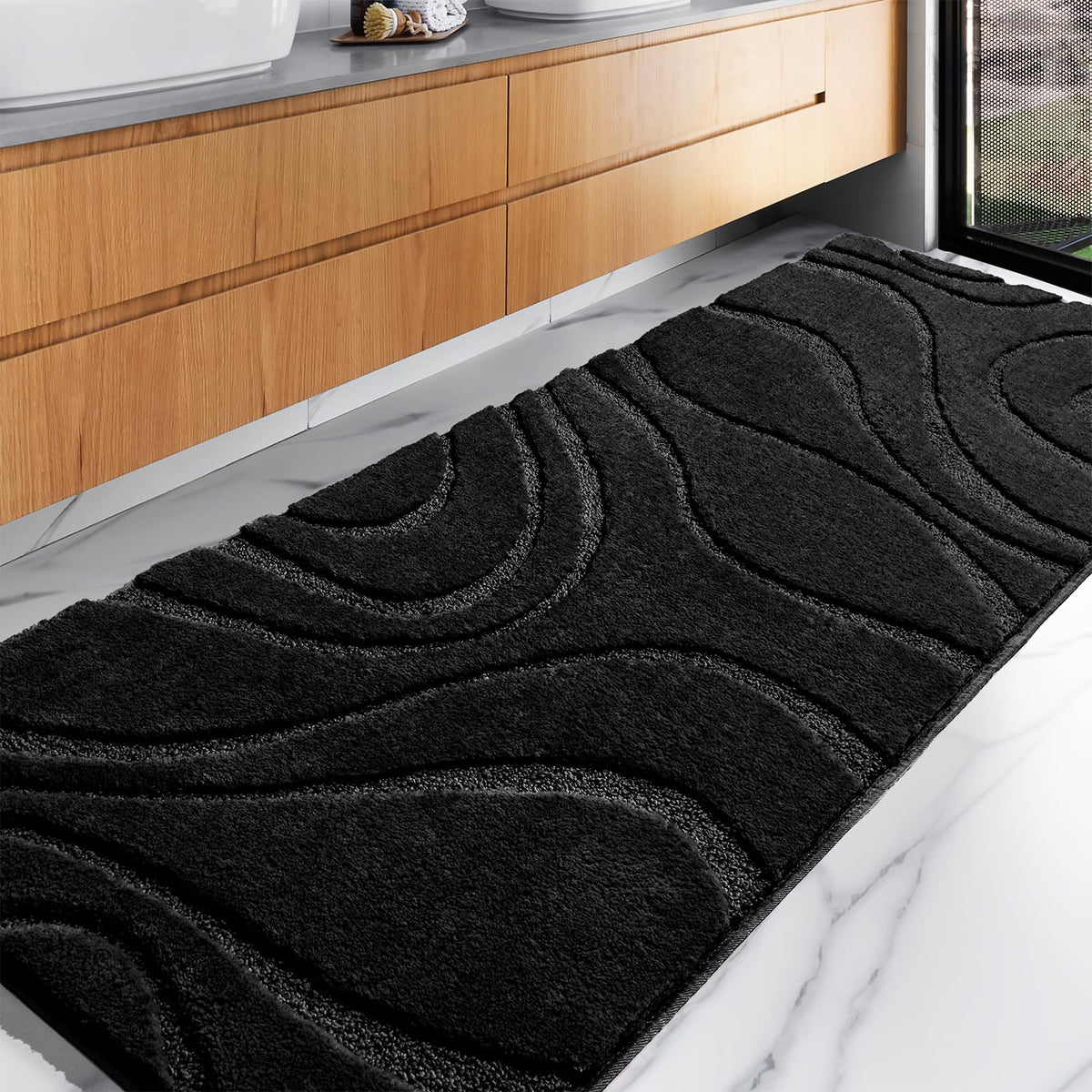 DEXDE vue de face du tapis de bain long noir montrant son confort et design