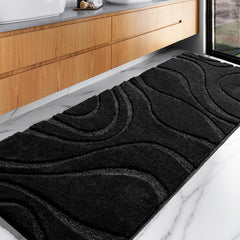 DEXDE vue de face du tapis de bain long noir montrant son confort et design