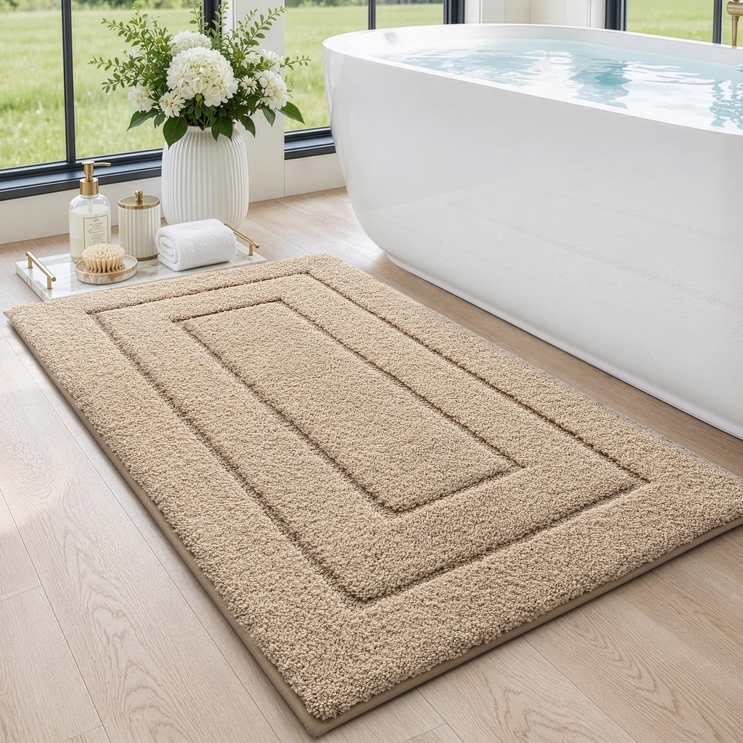DEXI vue de face du tapis de bain beige montrant forme et finition pratique