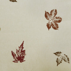 DII gros plan des feuilles imprimées montrant les couleurs automnales durables