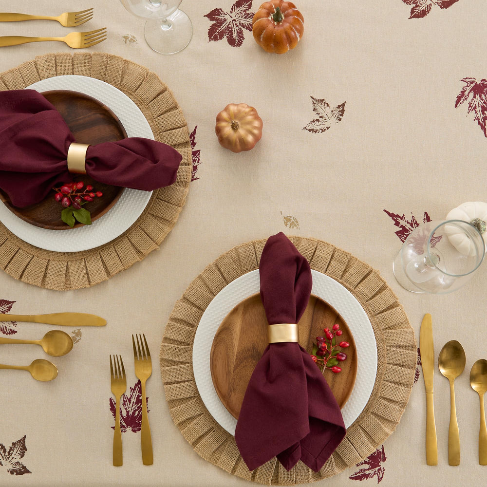 DII nappe en situation sur table dressée, met en valeur repas familial et centre de table
