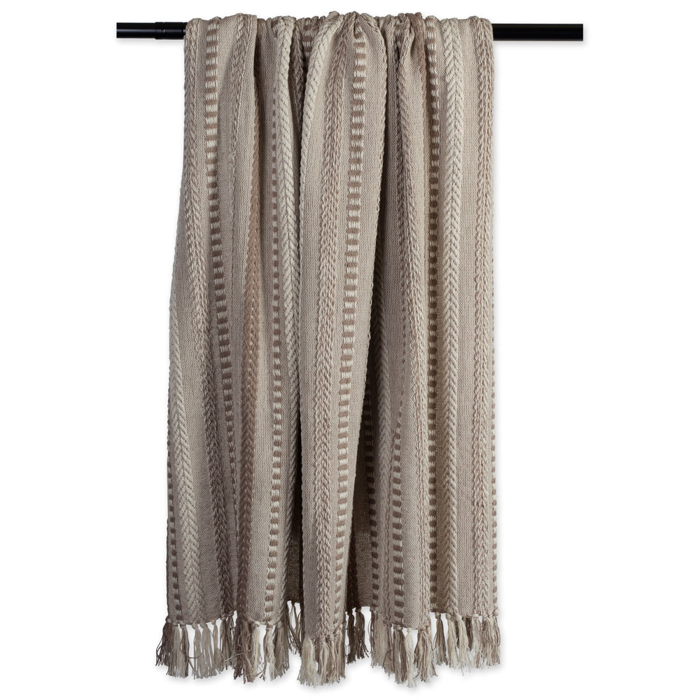 DII plaid posé sur canapé stylisé apportant chaleur et accent décoratif