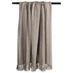 DII plaid posé sur canapé stylisé apportant chaleur et accent décoratif