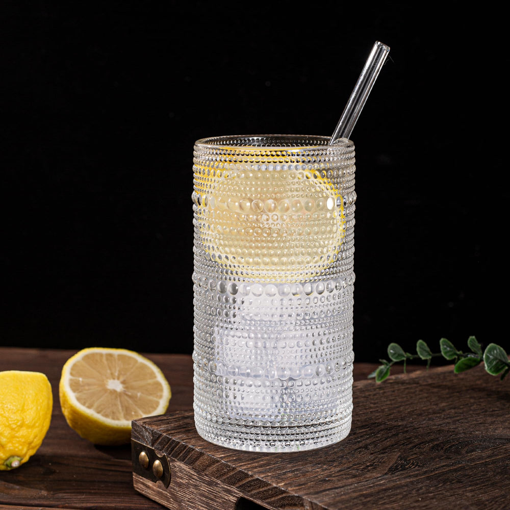 Dingerjar verre rempli de boisson valorisant les couleurs