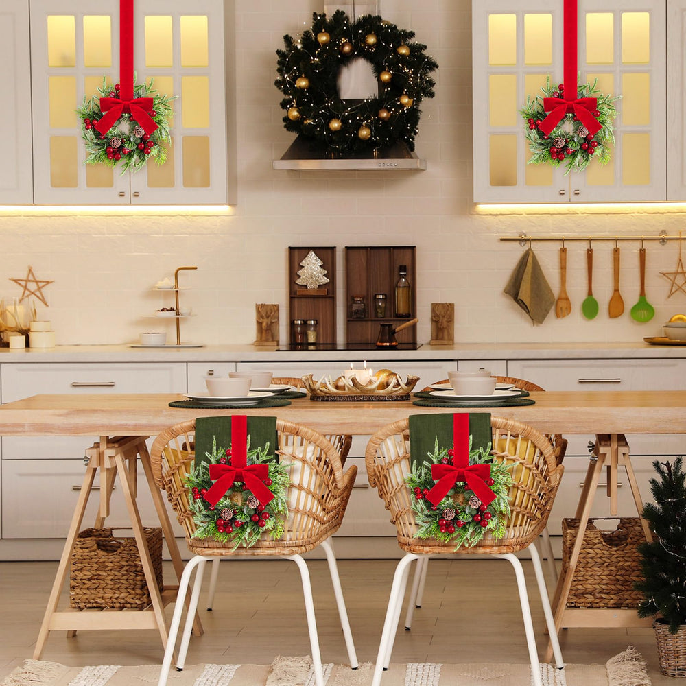 Dingion couronne sur porte de cuisine ajoutant touche de Noël