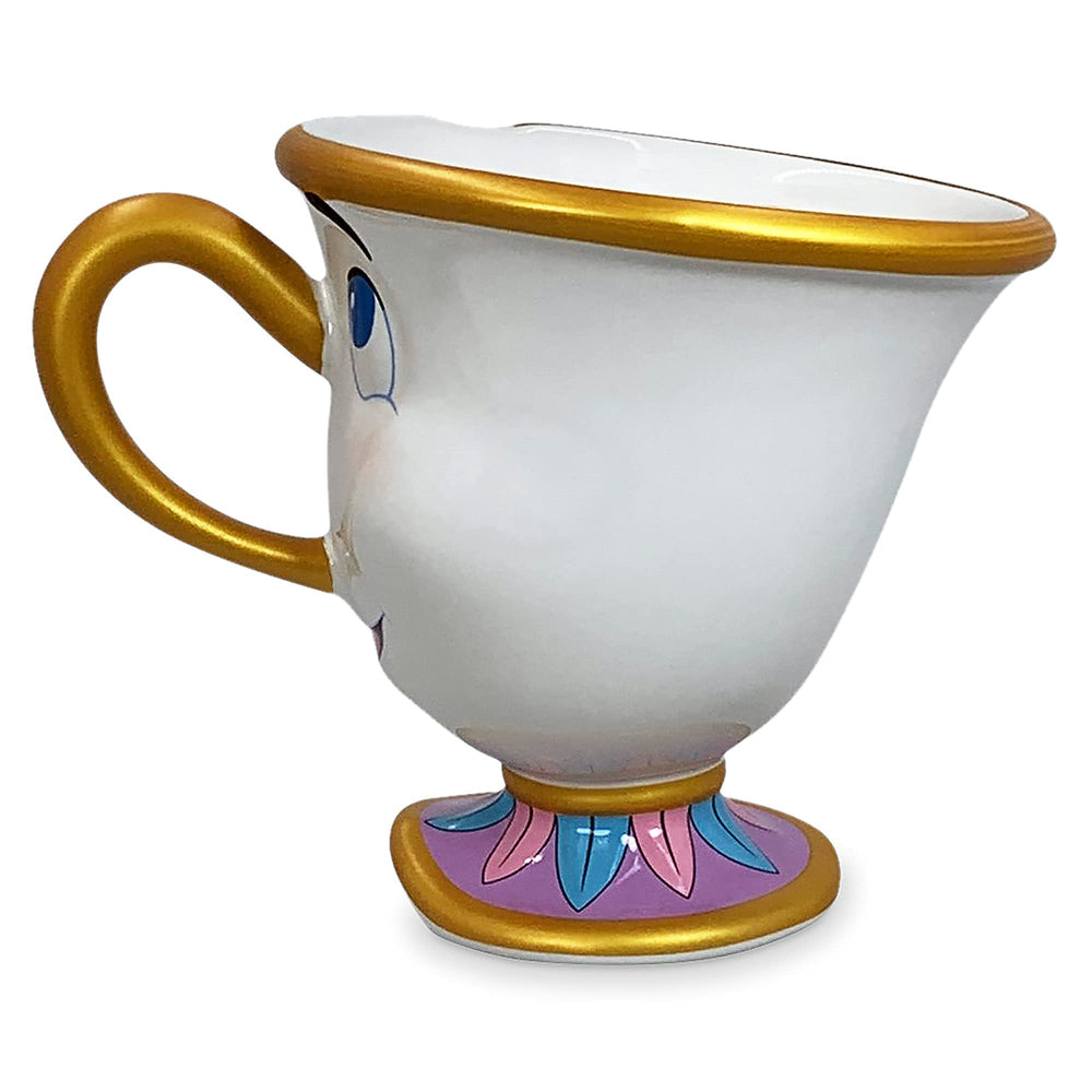 Disney Store mug Chip posé dans une scène lifestyle apportant touche de fantaisie