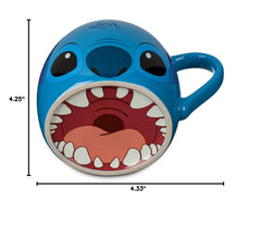 Disney Store mug Stitch en situation sur table pour ambiance quotidienne