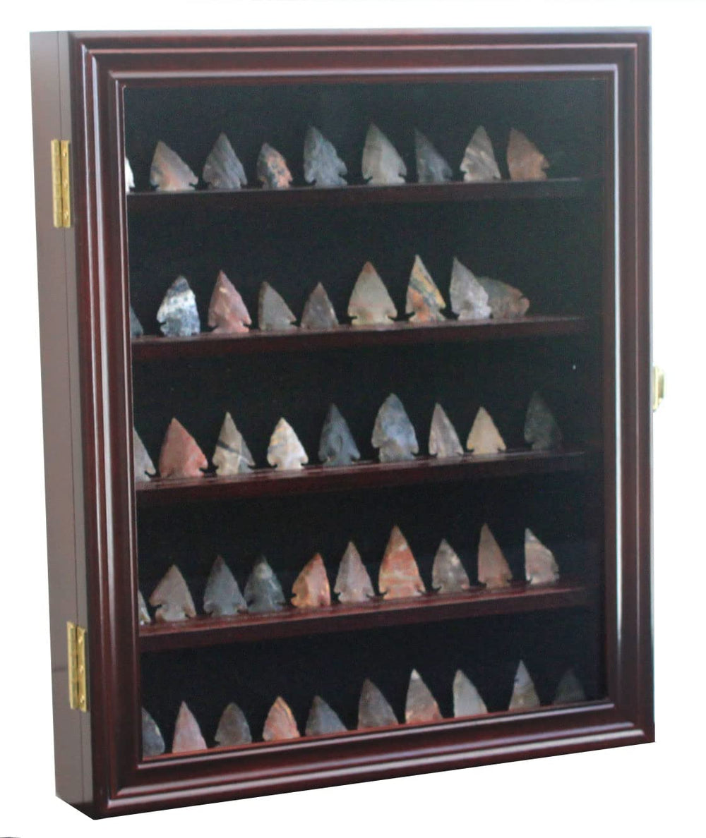 DisplayGifts vitrine accrochée dans un salon, met en valeur la collection décorative