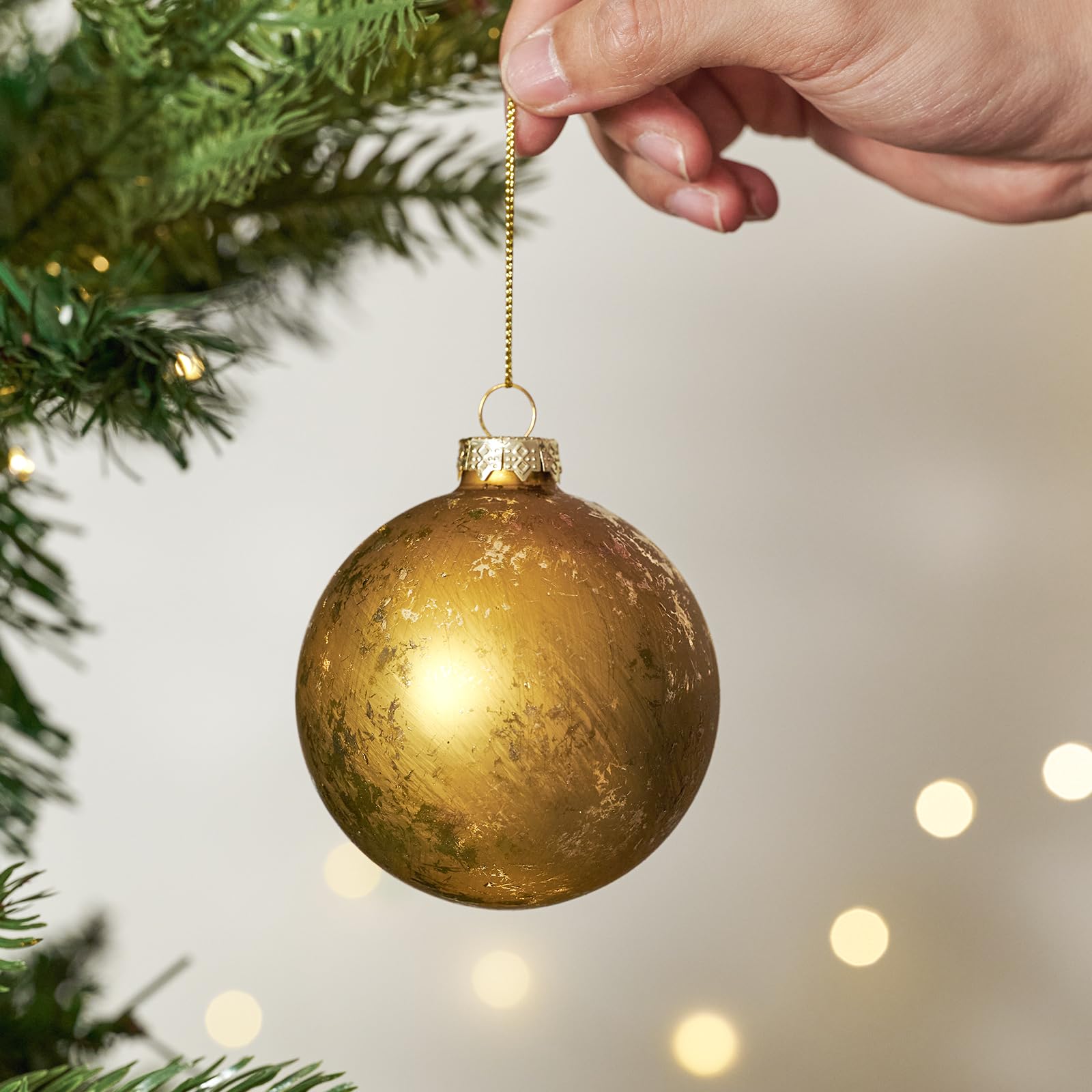 DN DECONATION boules suspendues sur arbre de Noël, rendu chaleureux décoratif
