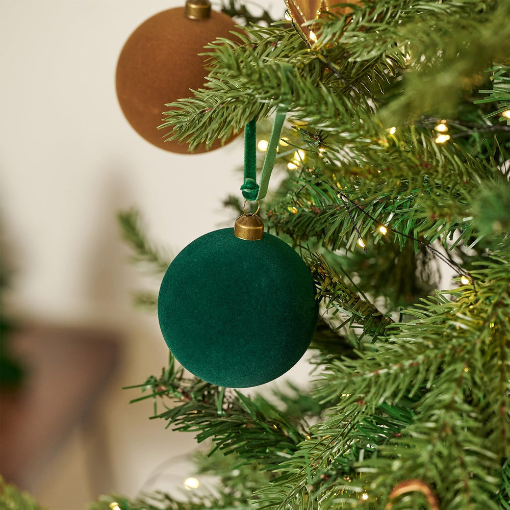 DN DECONATION boules sur sapin en situation créant ambiance chaleureuse