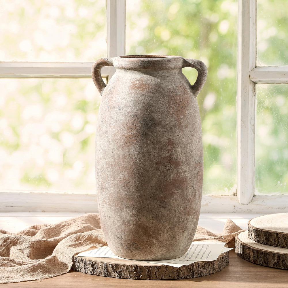 Dobbyby vase posé sur manteau de cheminée enrichissant ambiance salon