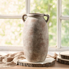 Dobbyby vase posé sur manteau de cheminée enrichissant ambiance salon