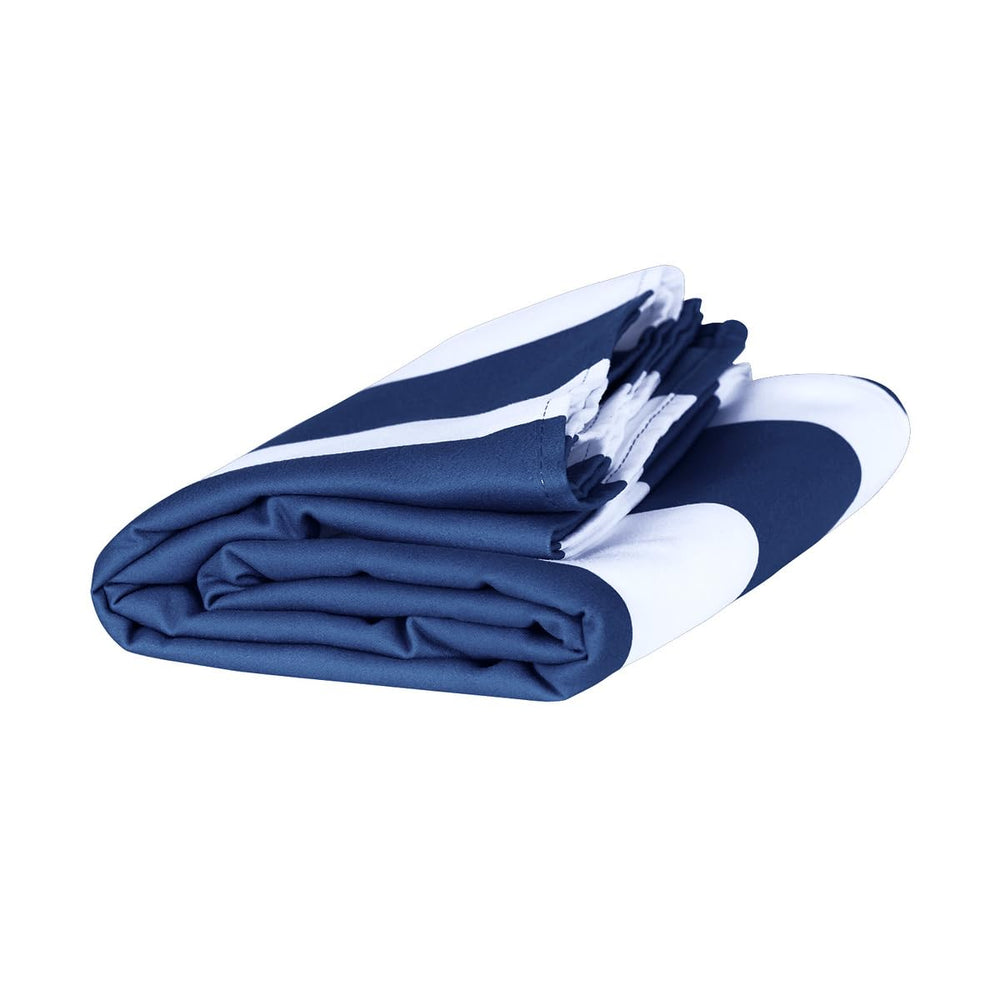 Serviette Dock & Bay rangée dans sa housse, gain de place pratique
