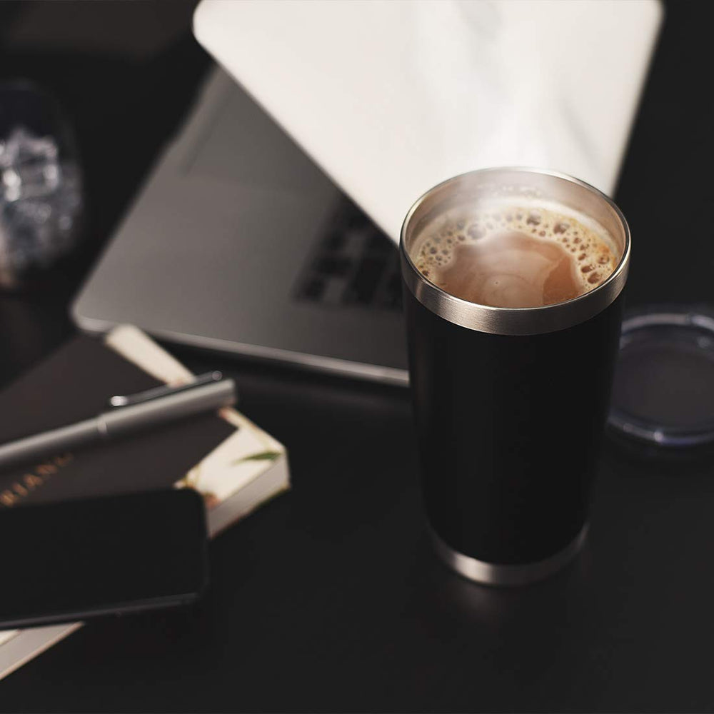 DOMICARE tumbler en situation café indiquant portabilité et élégance