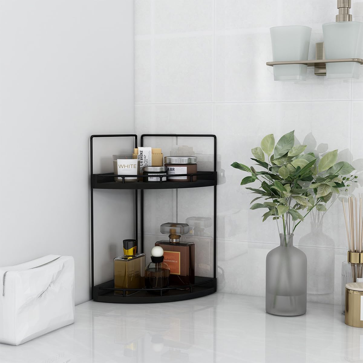 Dorhors étagère en usage sur lavabo facilitant accès quotidien