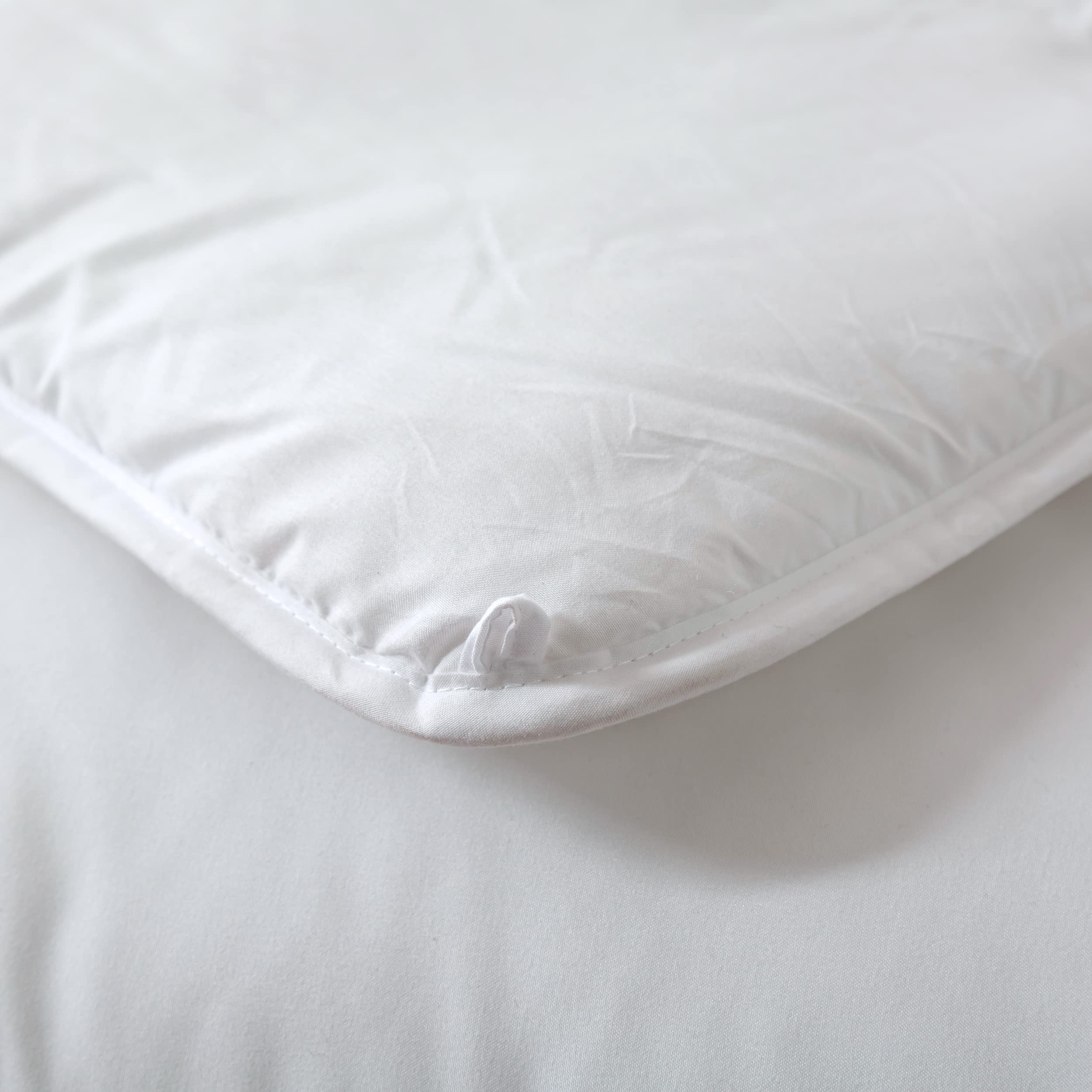 Dorrin Nessin couette posée sur lit illustrant un rendu élégant et douillet