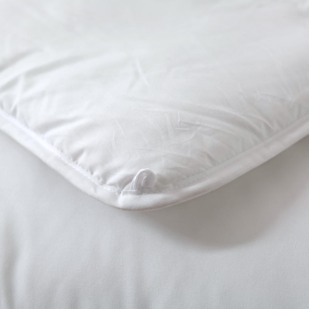 Dorrin Nessin couette posée sur lit illustrant un rendu élégant et douillet