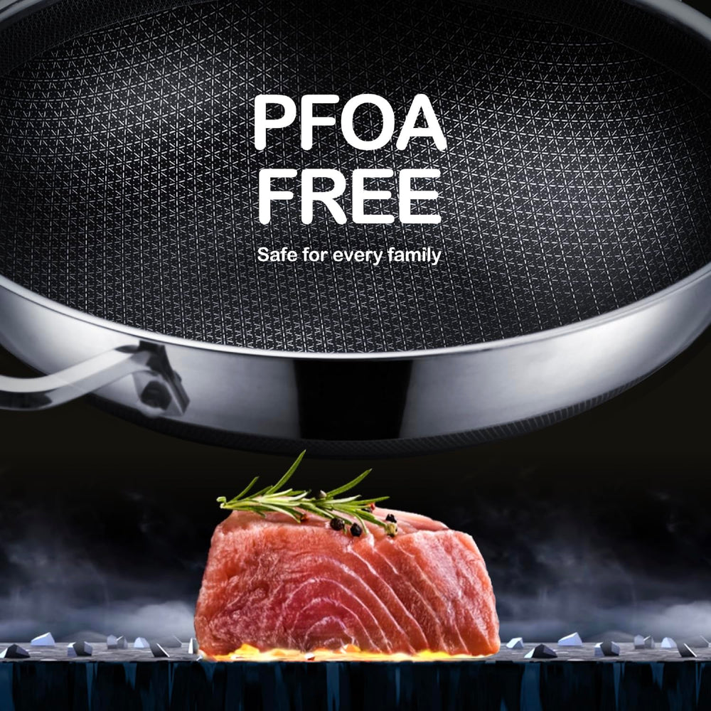 DOTCLAD wok posé près d'une assiette pour comparer taille et capacité pratique