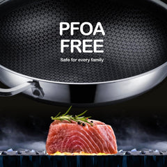 DOTCLAD wok posé près d'une assiette pour comparer taille et capacité pratique