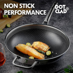 DOTCLAD wok en utilisation pour sauter légumes rapidement et uniformément
