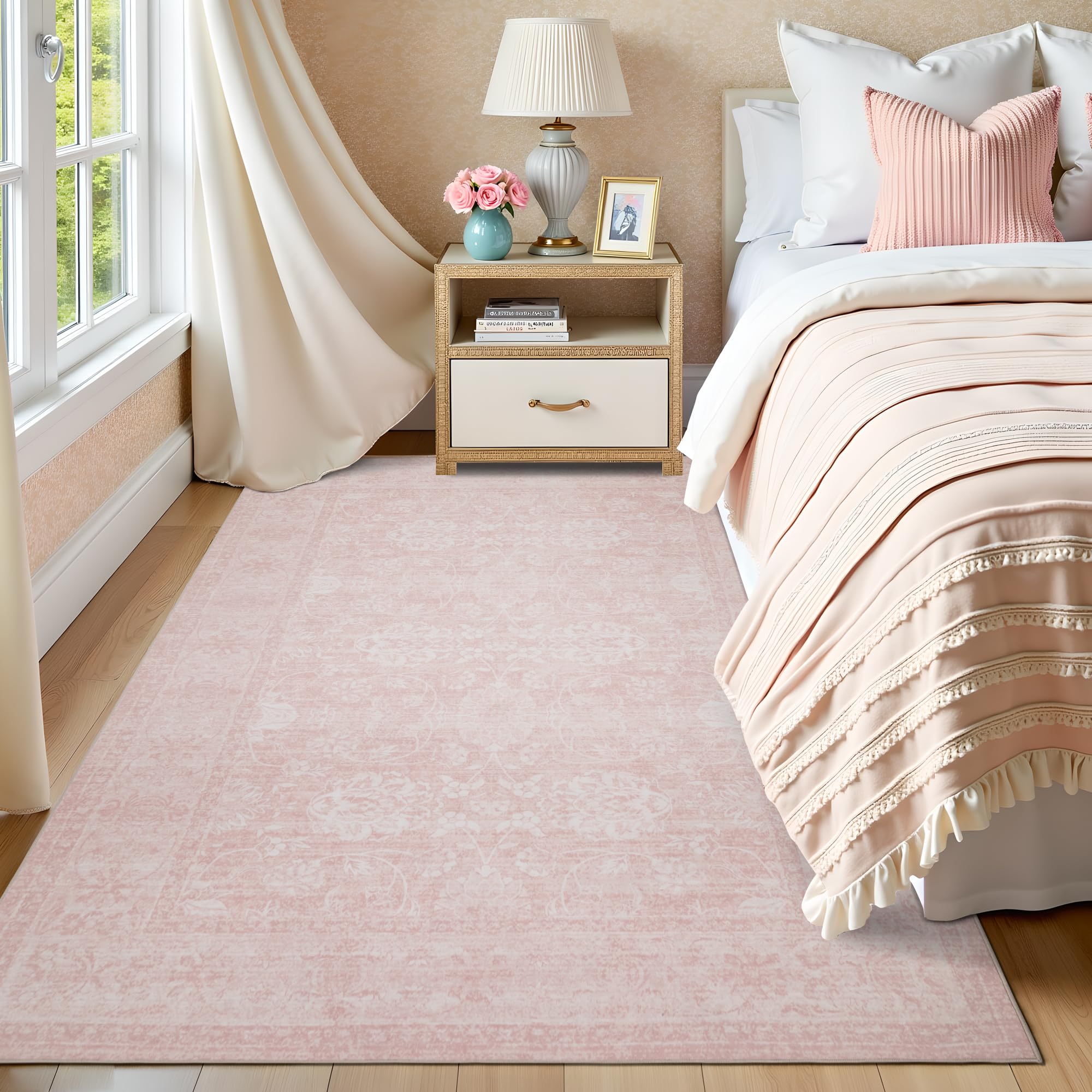 Dotiiorug motif floral visible en gros plan apportant charme rose