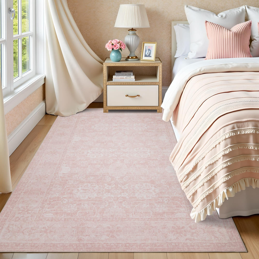 Dotiiorug motif floral visible en gros plan apportant charme rose
