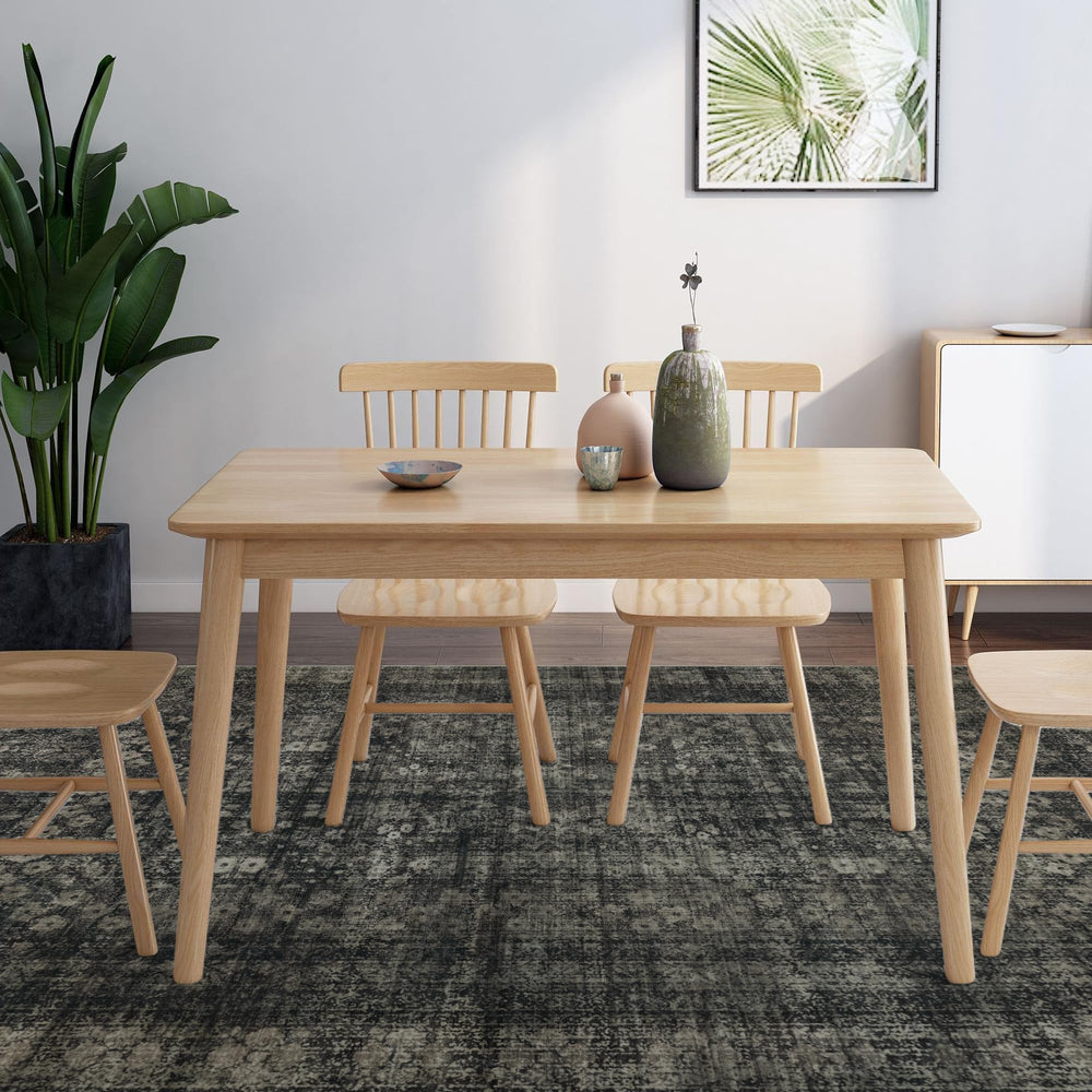 Dotiiorug tapis installé dans un salon moderne apportant élégance