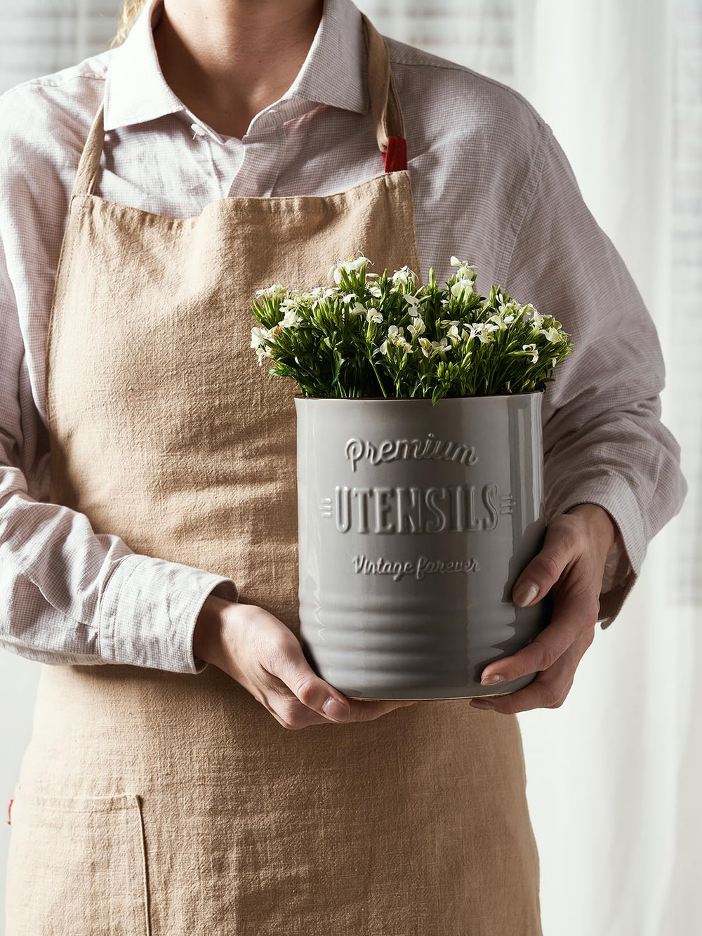 DOWAN porte-ustensiles posé sur plan de travail décorant cuisine moderne