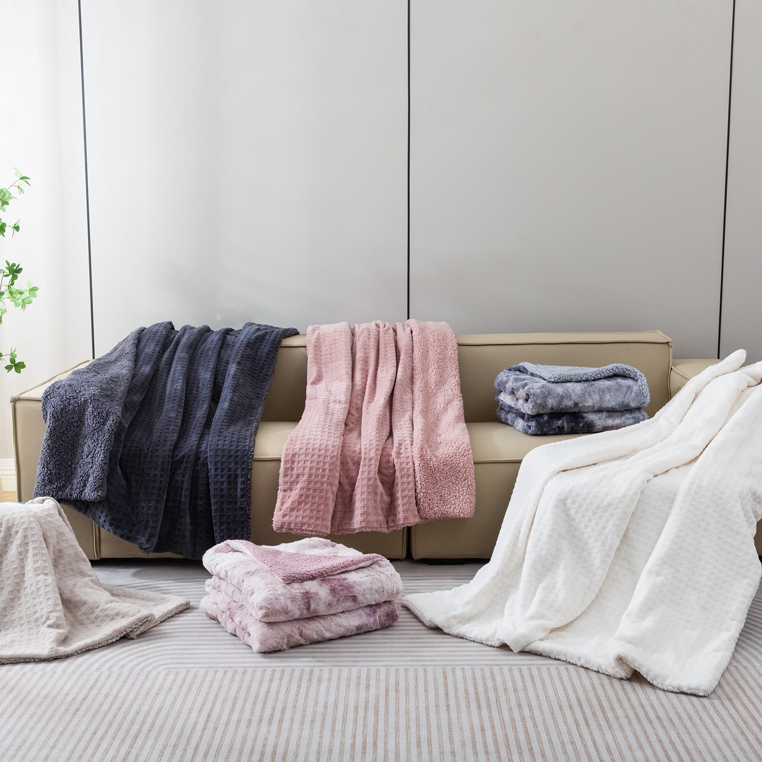 Dowin plaid posé à côté d'une main pour comparaison de taille pratique