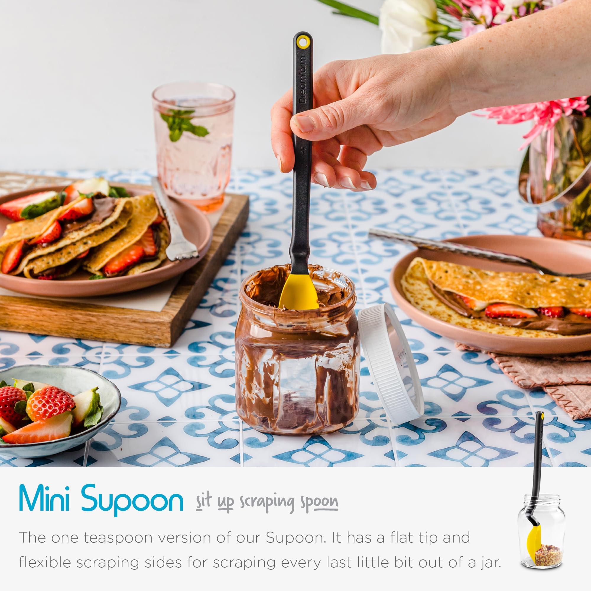 Dreamfarm Mini Chopula dans un moule à gâteau pour atteindre les coins étroits