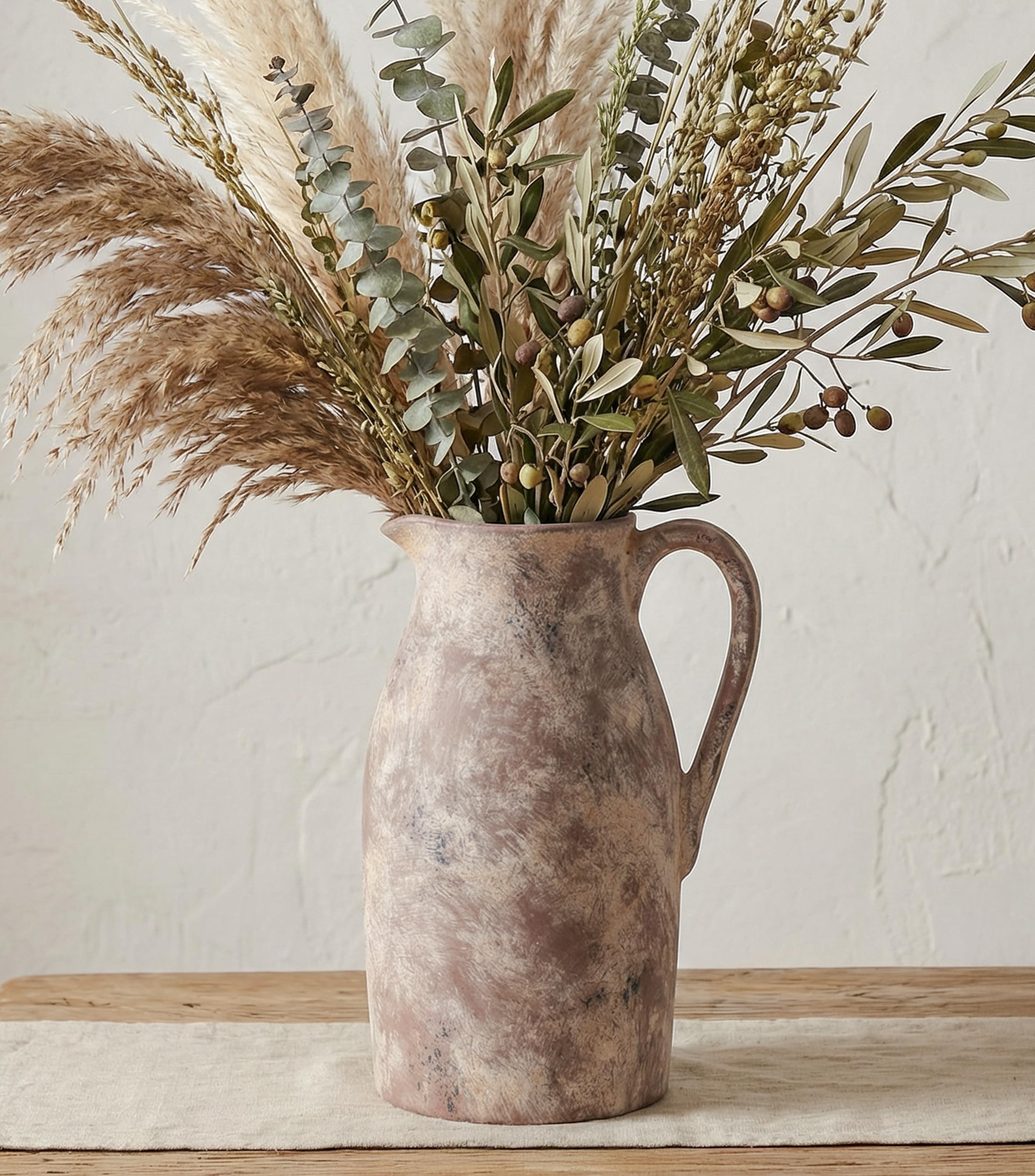Dreamloom vase en céramique face montré sur table, apporte élégance rustique