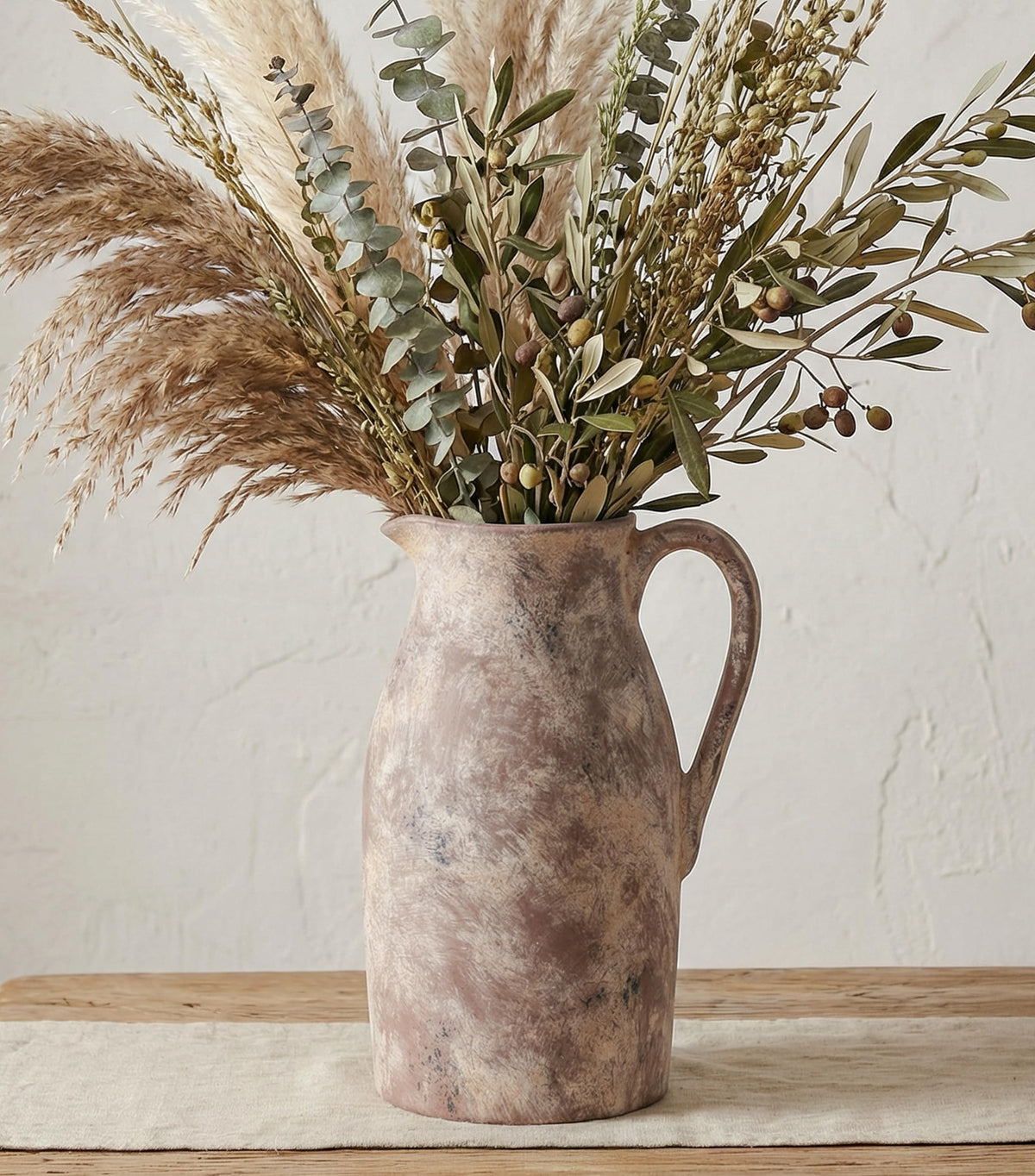 Dreamloom vase en céramique face montré sur table, apporte élégance rustique