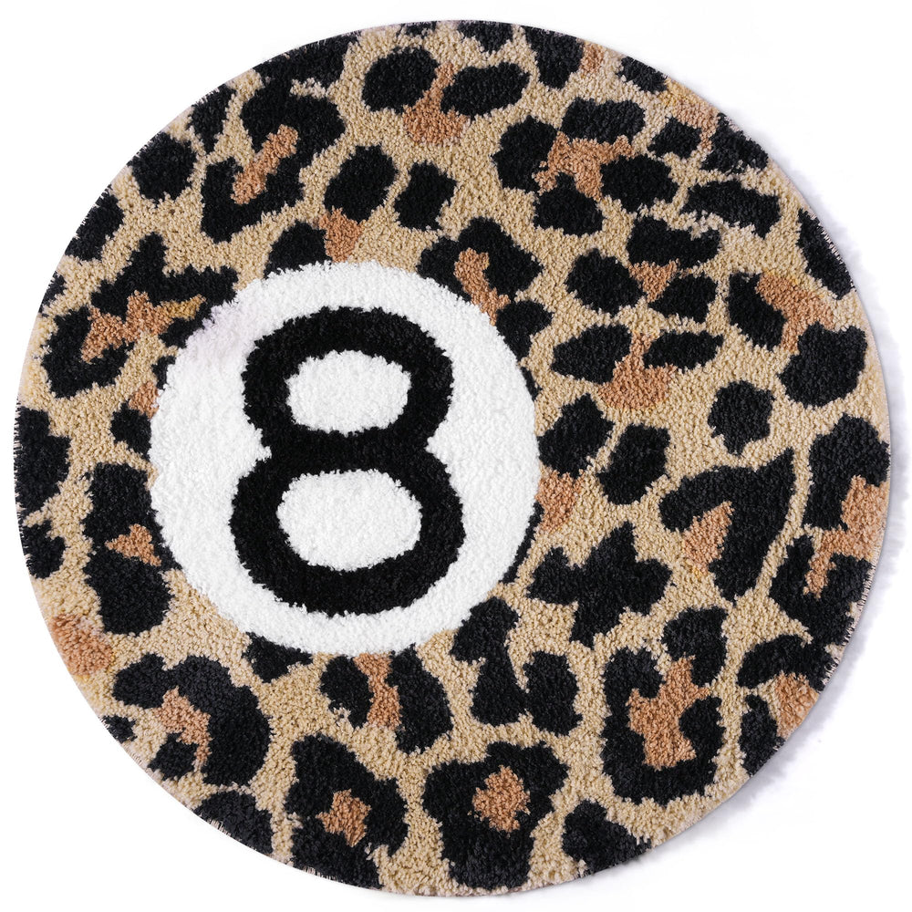 Dripykiaa tapis rond face montrant motif léopard et 8-ball, ambiance audacieuse