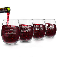 DU VINO verres disposés sur table apportant ambiance festive