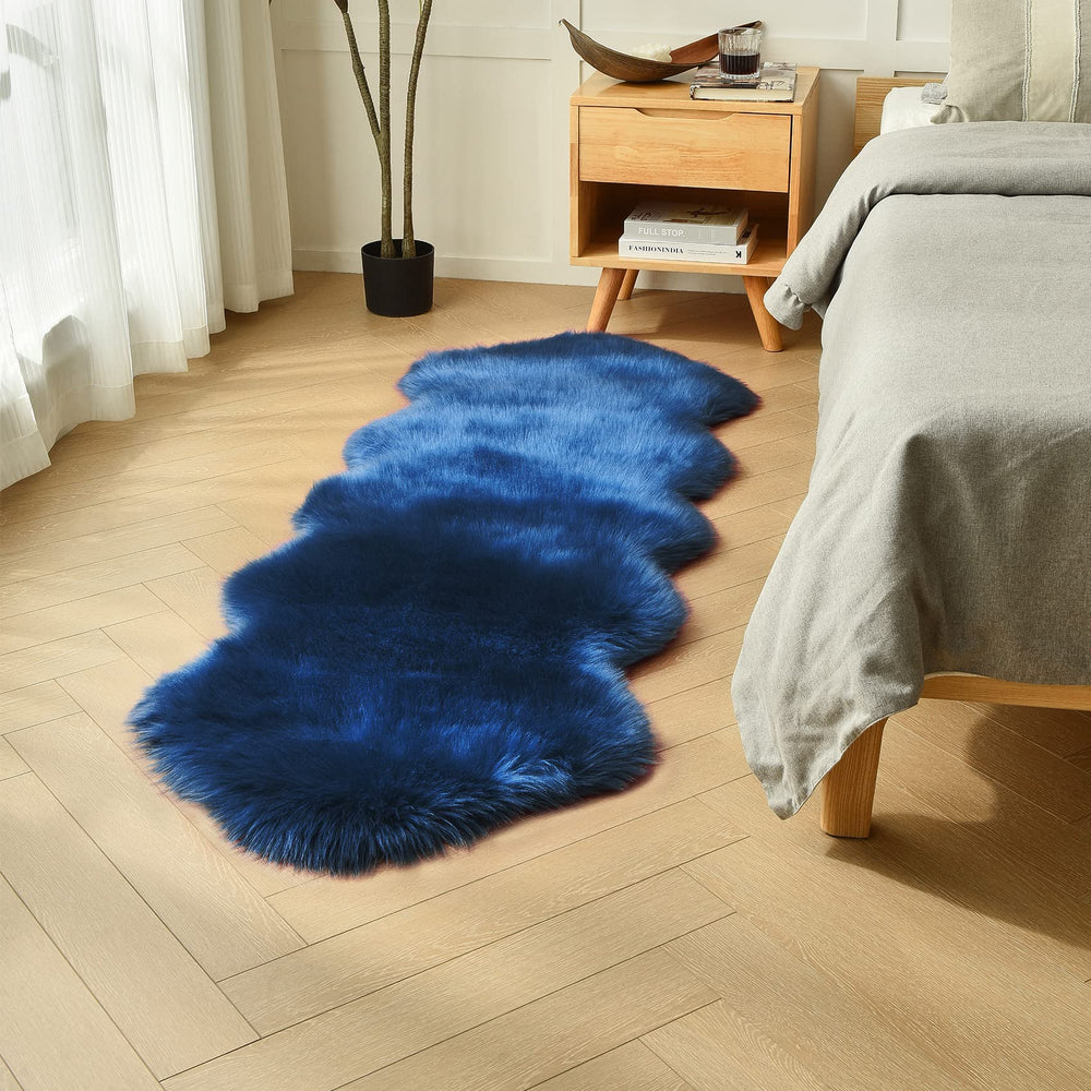 duduta vue avant du tapis bleu marine apportant confort et style
