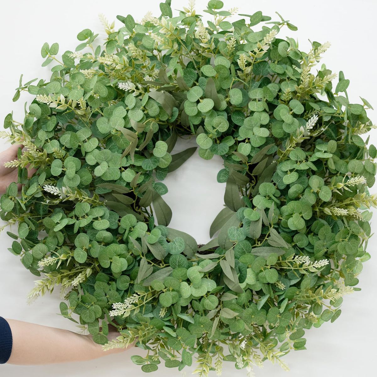 Dushle couronne eucalyptus accrochée sur porte, effet accueillant