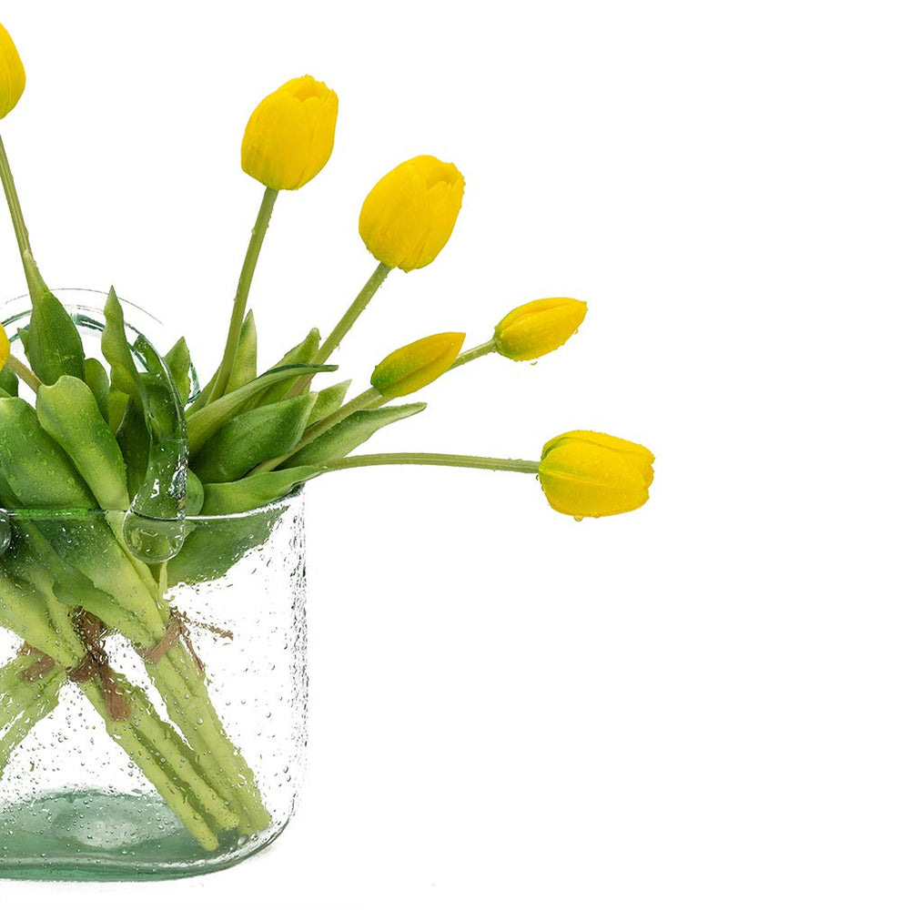 DUYONE tulipes jaunes en vase dans un salon apportant une touche élégante