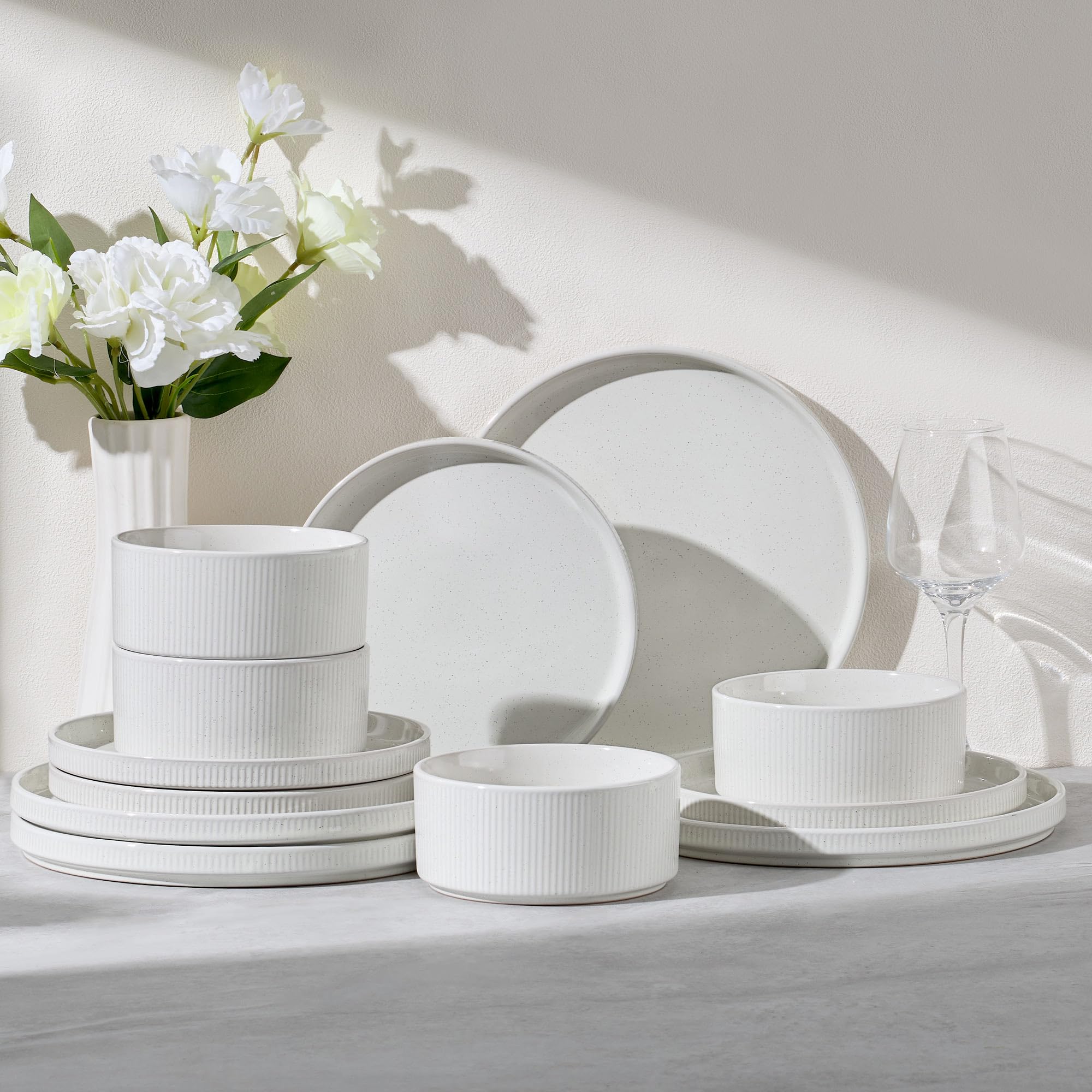 E-far ensemble face montrant assiettes et bols, design élégant pour repas quotidiens