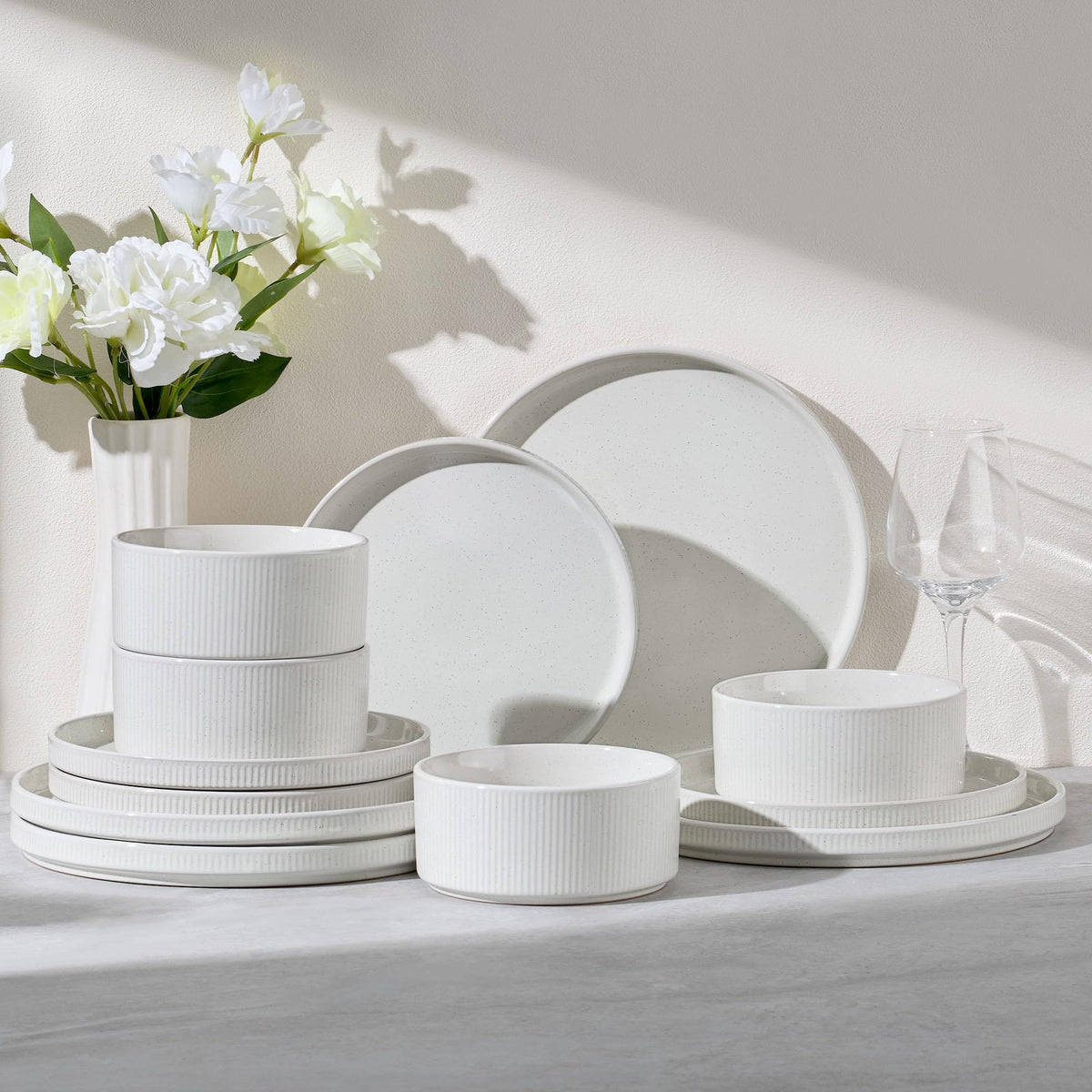 E-far ensemble face montrant assiettes et bols, design élégant pour repas quotidiens