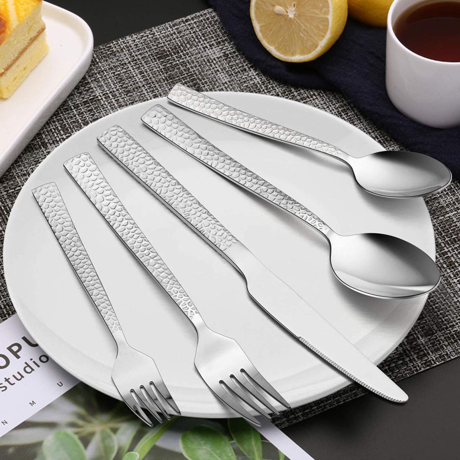 E-far couverts dressés sur table, aspect sophistiqué pour réceptions