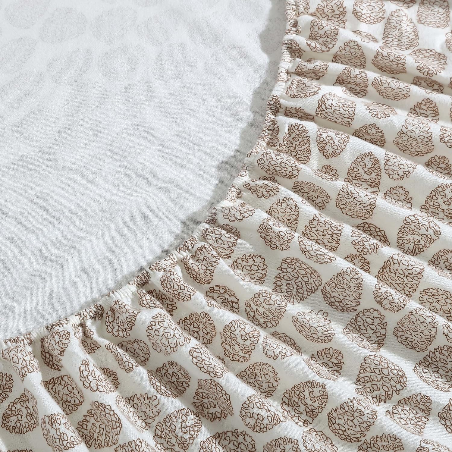 Eddie Bauer draps sur matelas King pour comparaison d'échelle, ajustement précis