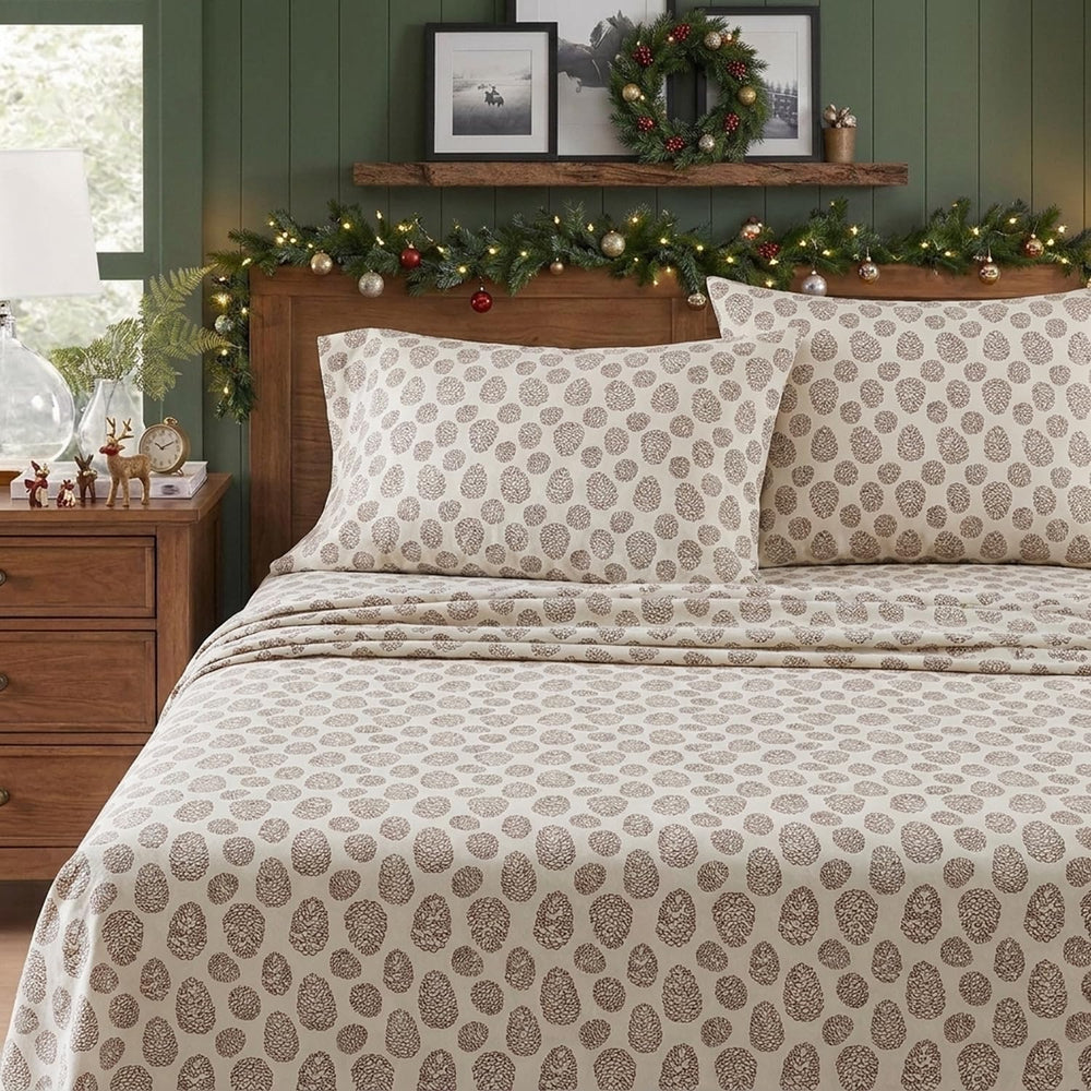 Eddie Bauer gros plan sur la texture flanelle, douceur brossée et finition anti-boulochage