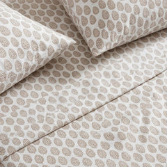 Eddie Bauer détail du drap-housse élastiqué, maintien sécurisé sur matelas King